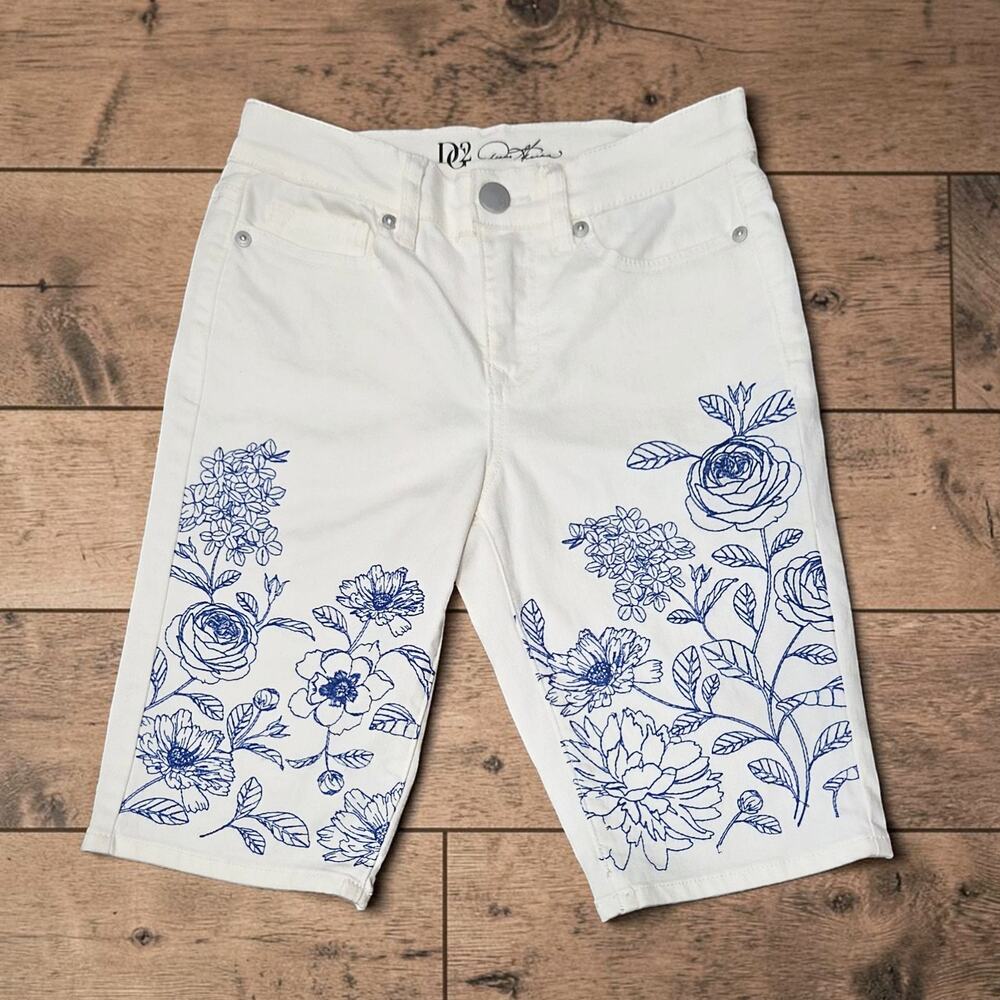 DG2 Diane Gilman White Bermuda Shorts Blue Floral Embroidered 2P 2 Petite